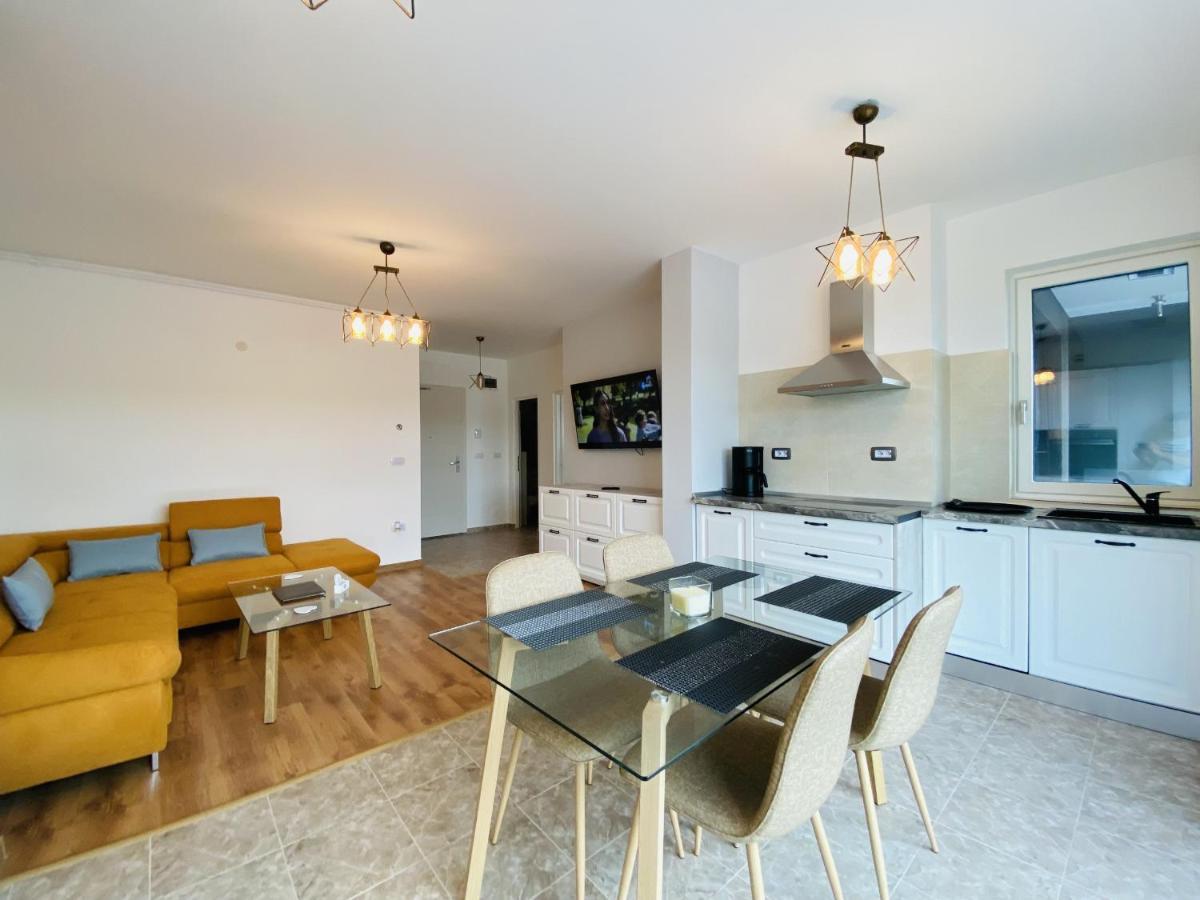 Deluxe Apartment With Balcony And Private Parking In Colvmna Residence Cluj-Napoca Exterior foto
