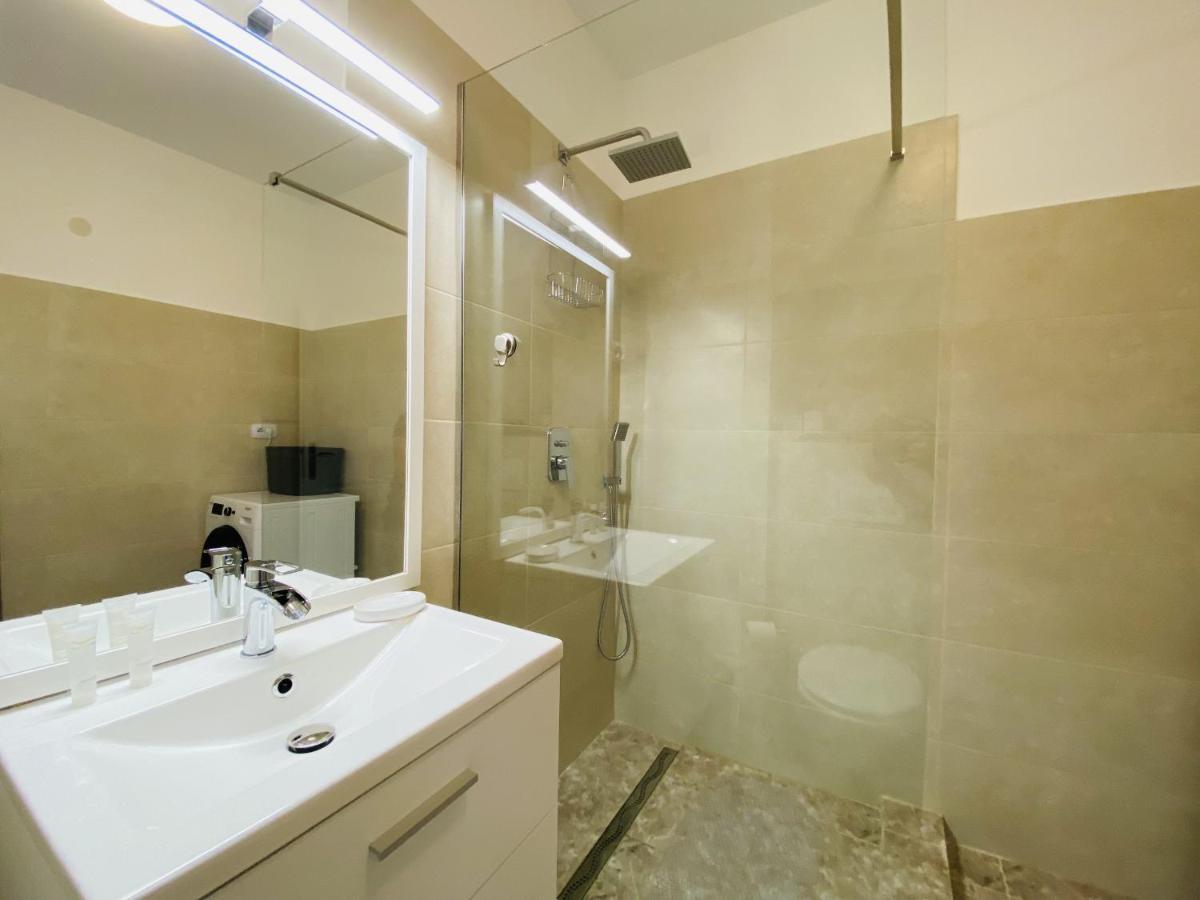 Deluxe Apartment With Balcony And Private Parking In Colvmna Residence Cluj-Napoca Exterior foto