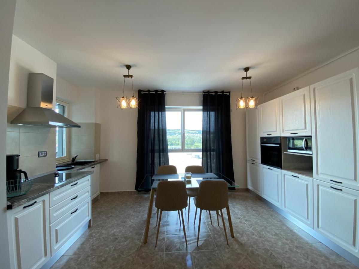 Deluxe Apartment With Balcony And Private Parking In Colvmna Residence Cluj-Napoca Exterior foto